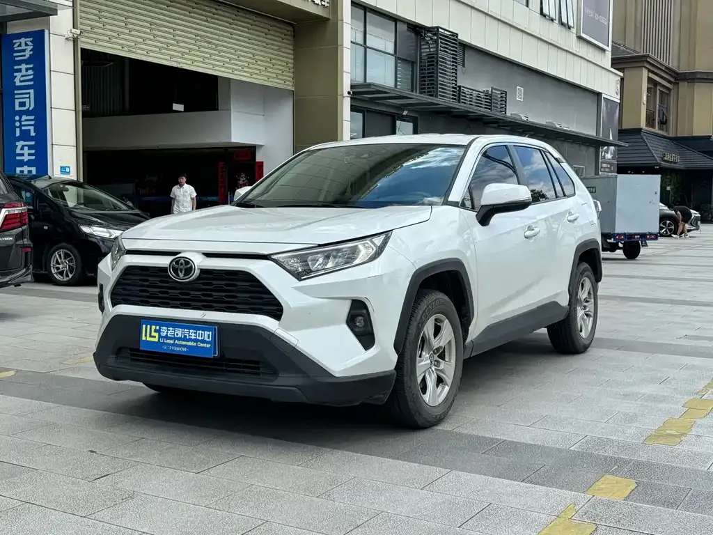 Toyota RAV4 — фото 1