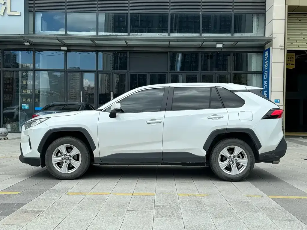 Toyota RAV4 — фото 9