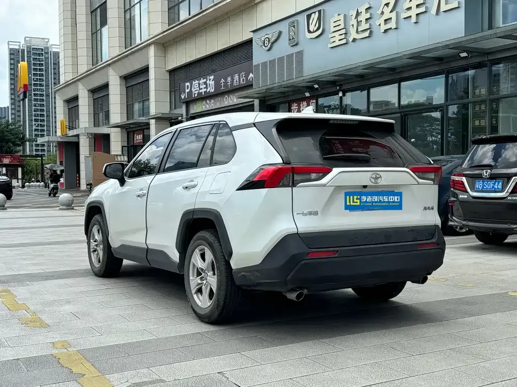 Toyota RAV4 — фото 7