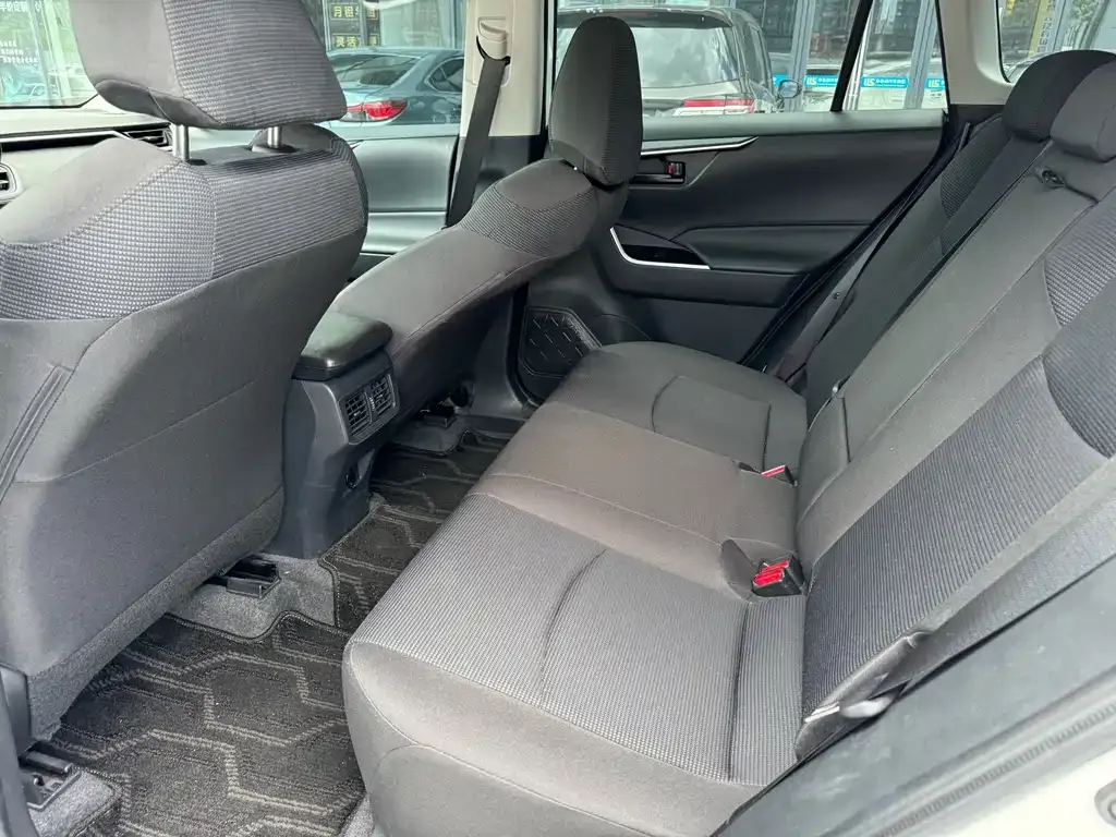 Toyota RAV4 — фото 8