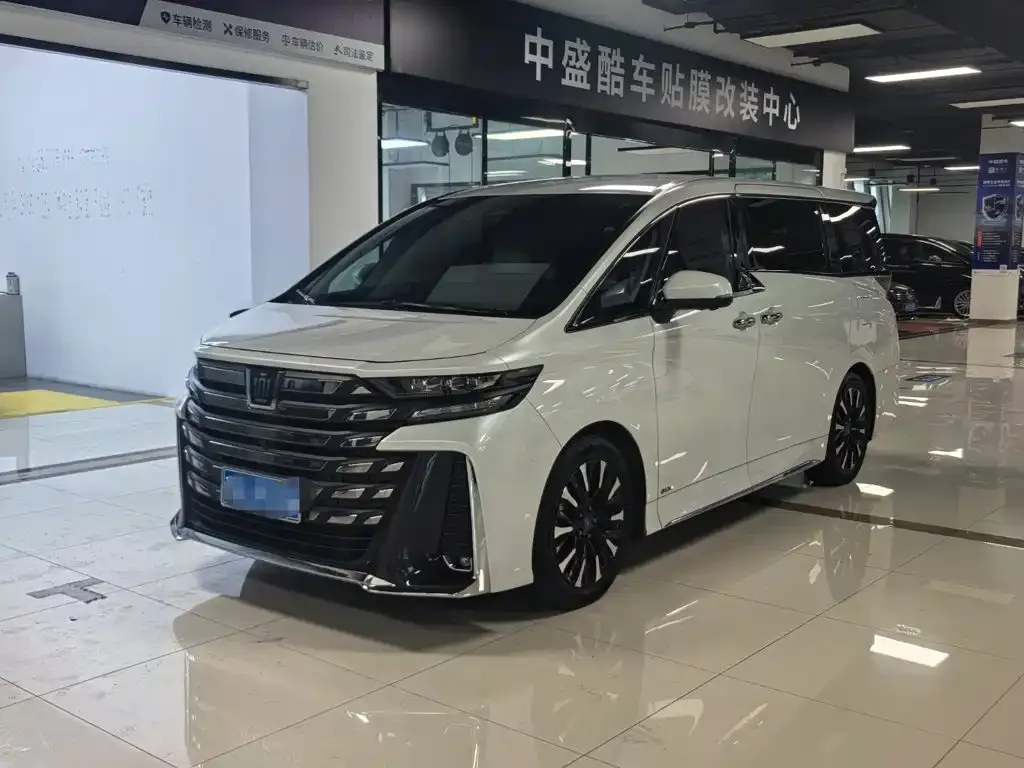 Toyota Vellfire — фото 1