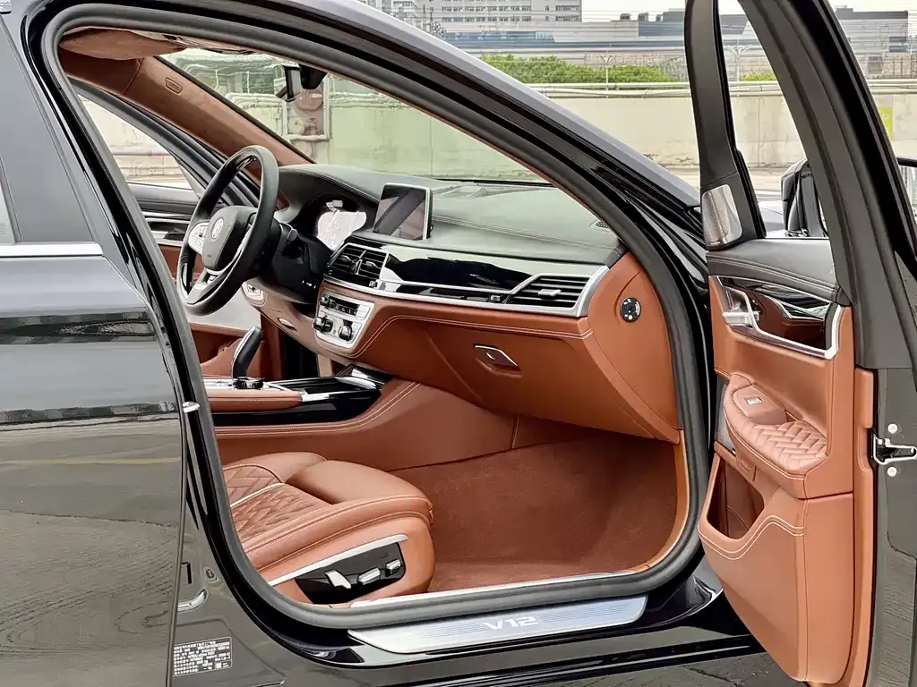 BMW 7 Series — фото 9