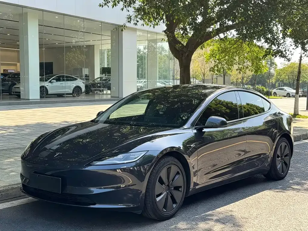 Tesla Model 3 — фото 1
