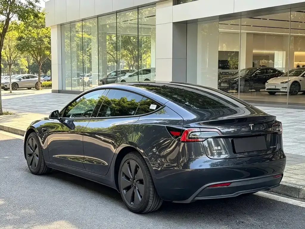 Tesla Model 3 — фото 9