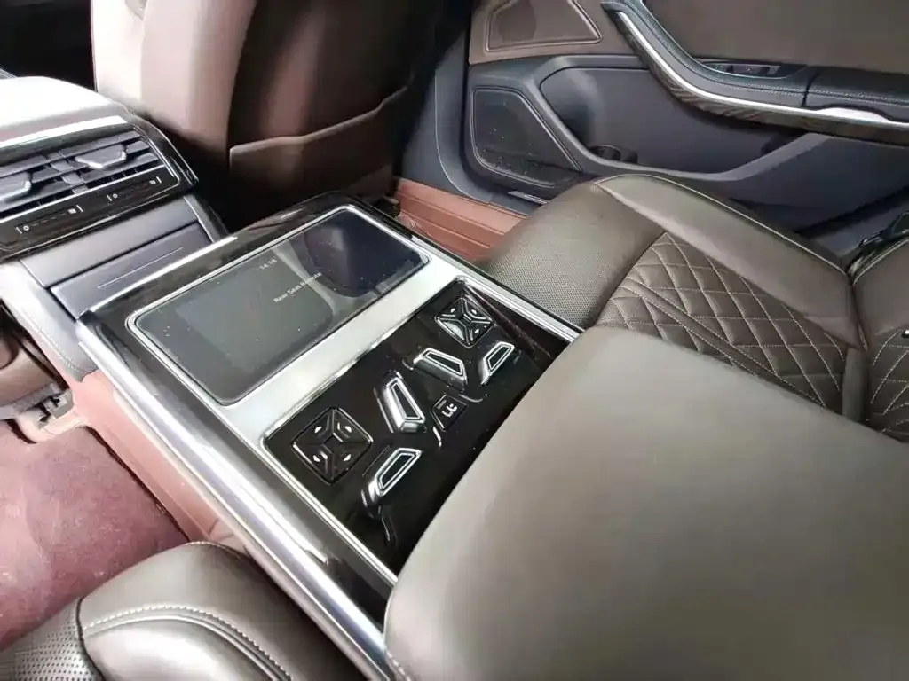 Audi A8 — фото 2