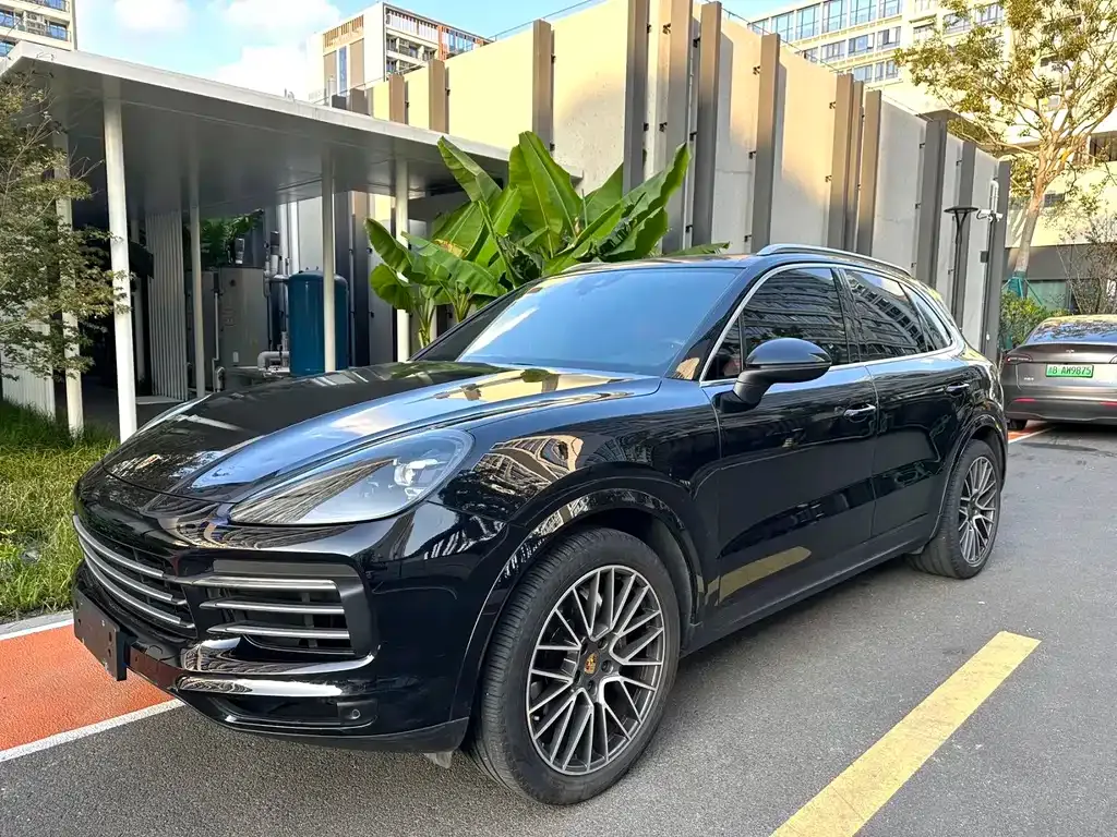 Porsche Cayenne — фото 1