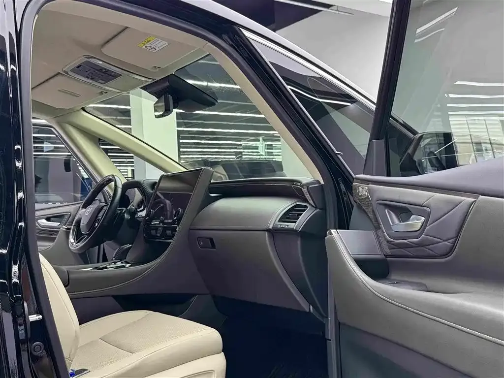 Toyota Alphard — фото 3