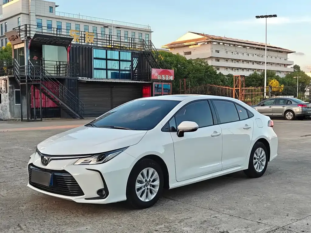 Toyota Corolla — фото 1