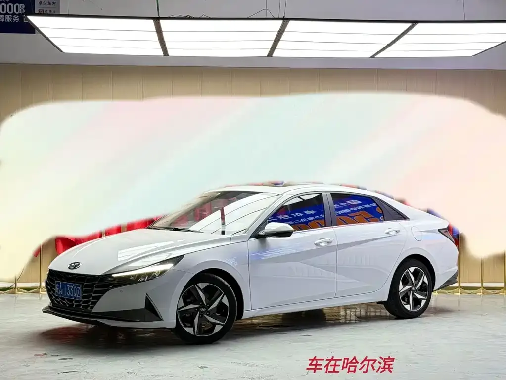 Hyundai Elantra — фото 1
