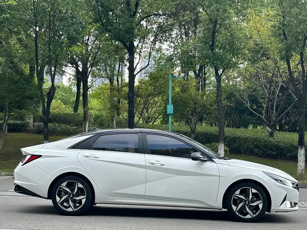 Hyundai Elantra — фото 7