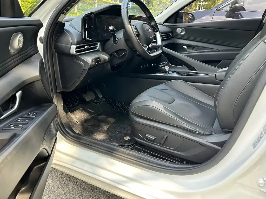 Hyundai Elantra — фото 2
