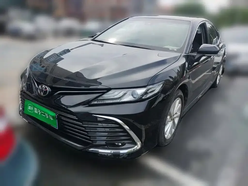 Toyota Camry — фото 1