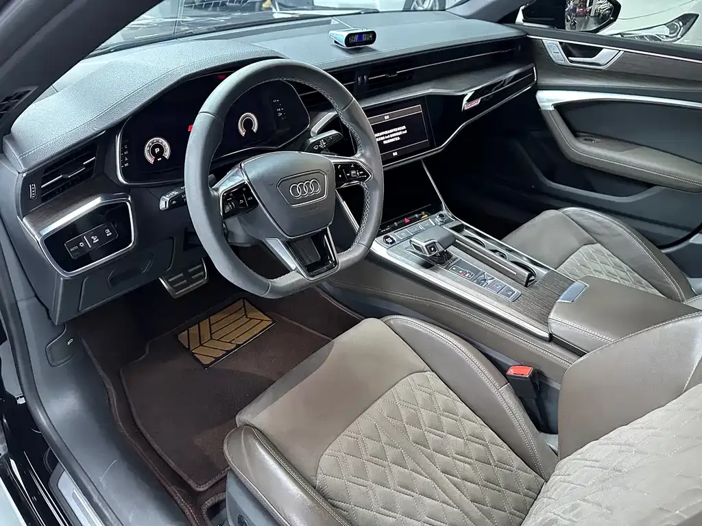 Audi A7L — фото 7