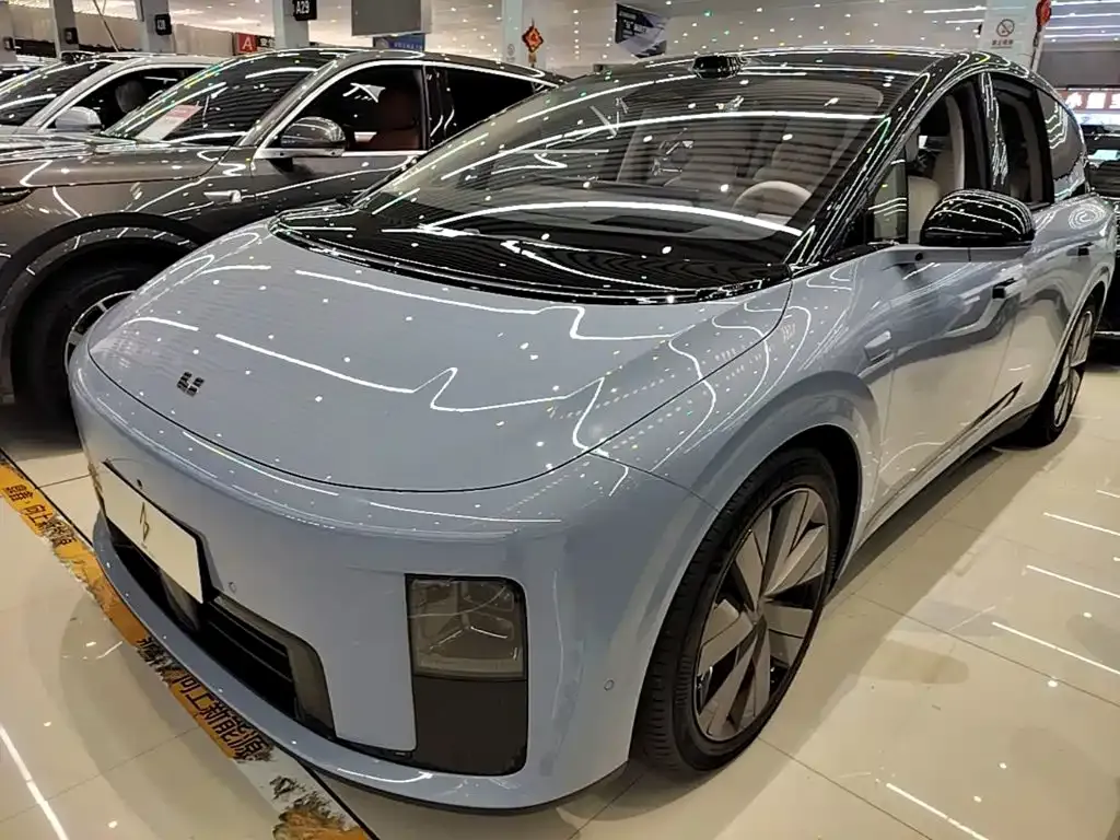 Li Auto i8 — фото 1