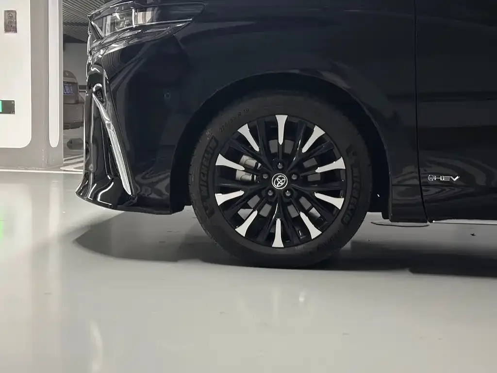 Toyota Alphard — фото 5