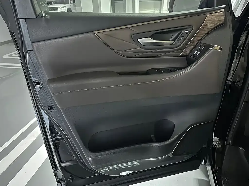 Toyota Alphard — фото 7