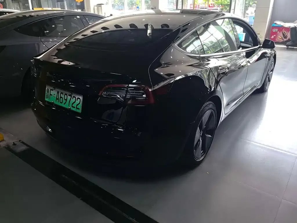 Tesla Model 3 — фото 2