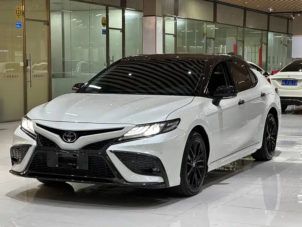 Toyota Camry — фото 1