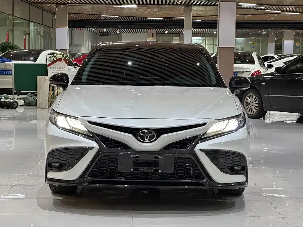 Toyota Camry — фото 5