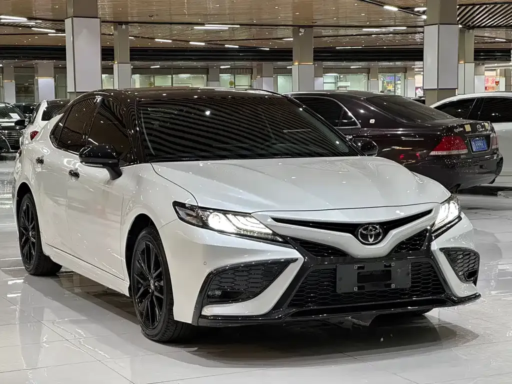 Toyota Camry — фото 4
