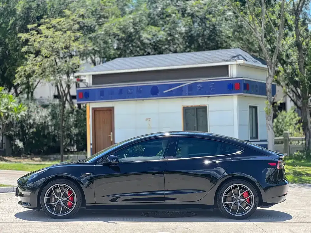 Tesla Model 3 — фото 4