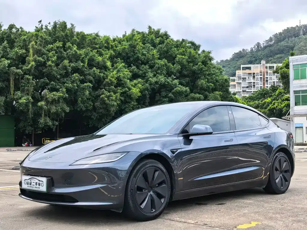 Tesla Model 3 — фото 1