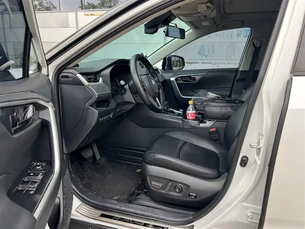 Toyota RAV4 — фото 6