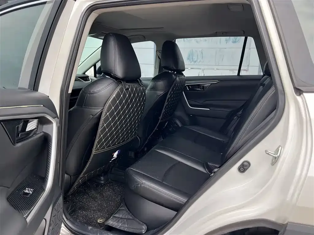 Toyota RAV4 — фото 8