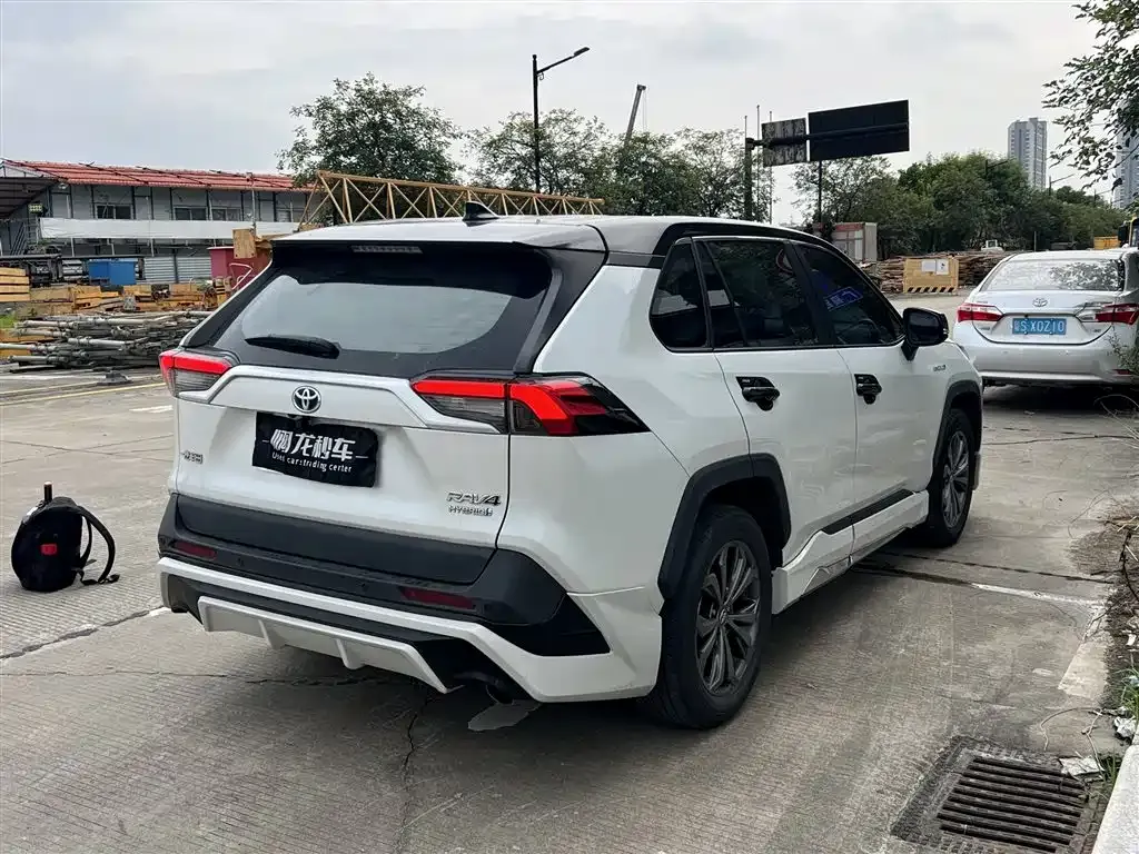 Toyota RAV4 — фото 4