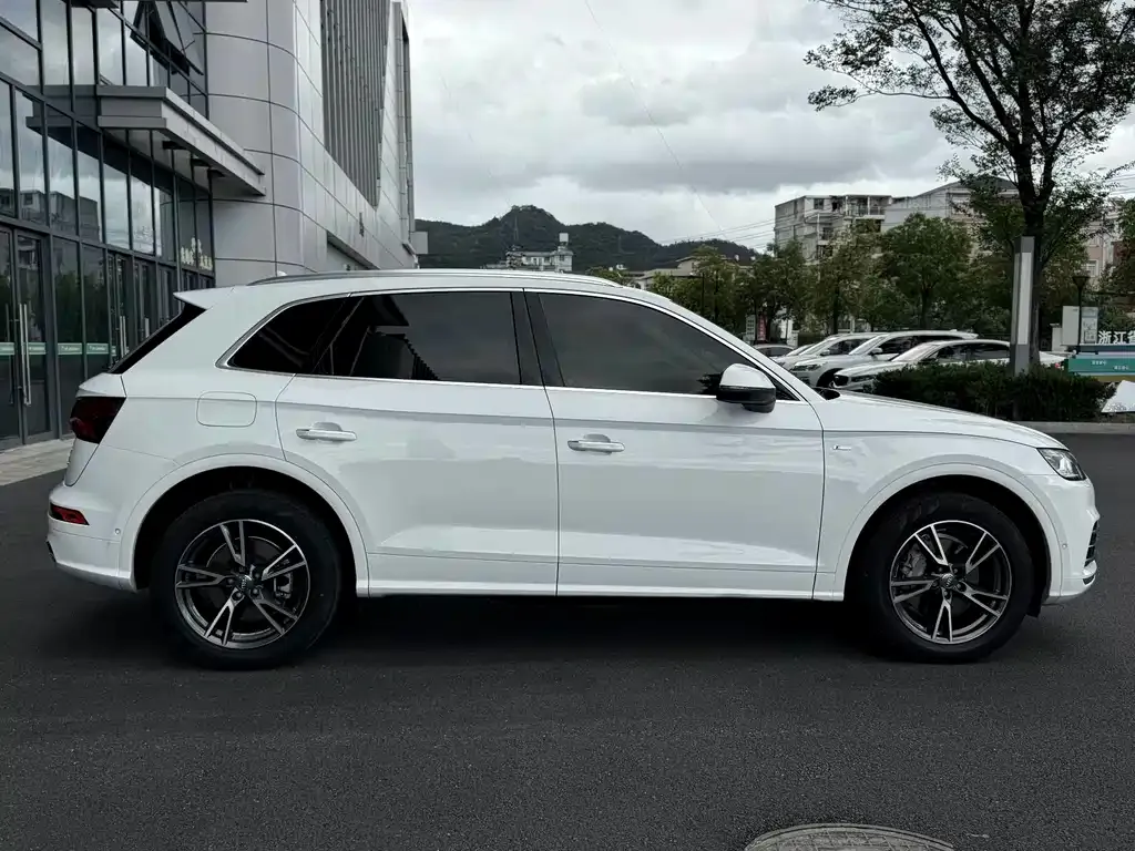 Audi Q5L — фото 10