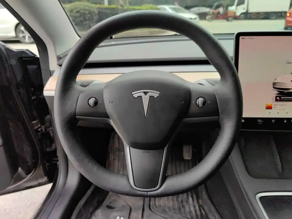 Tesla Model 3 — фото 3