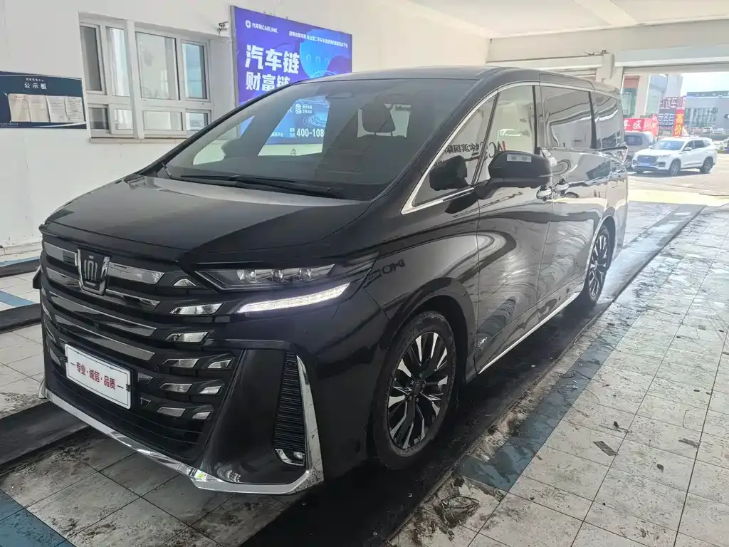 Toyota Vellfire — фото 1