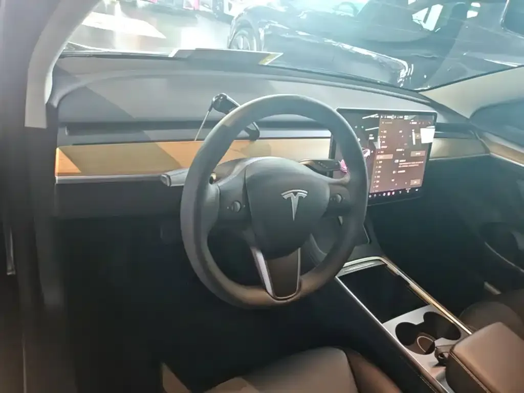 Tesla Model 3 — фото 5
