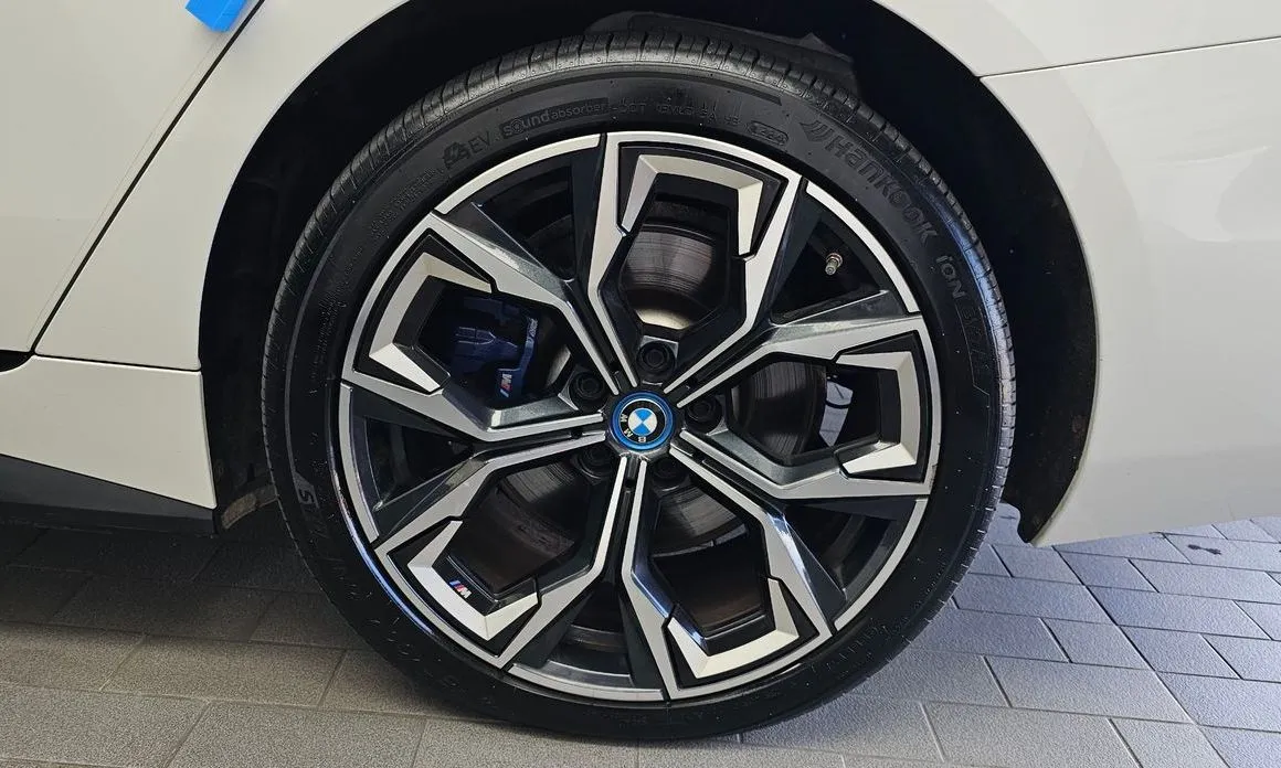 BMW i4 — фото 7
