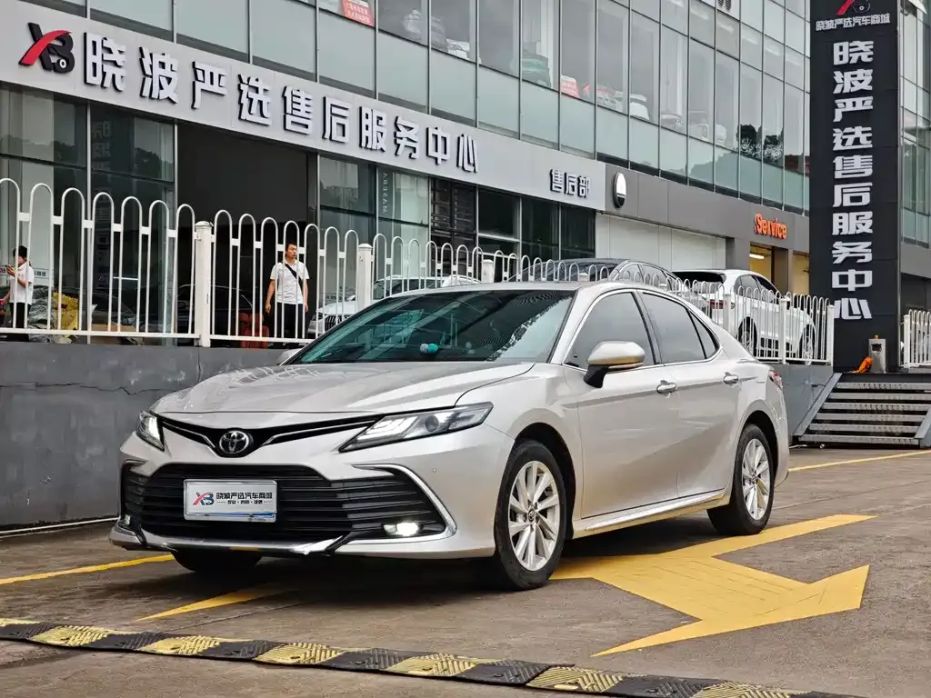 Toyota Camry — фото 1