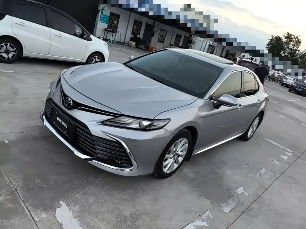 Toyota Camry — фото 1