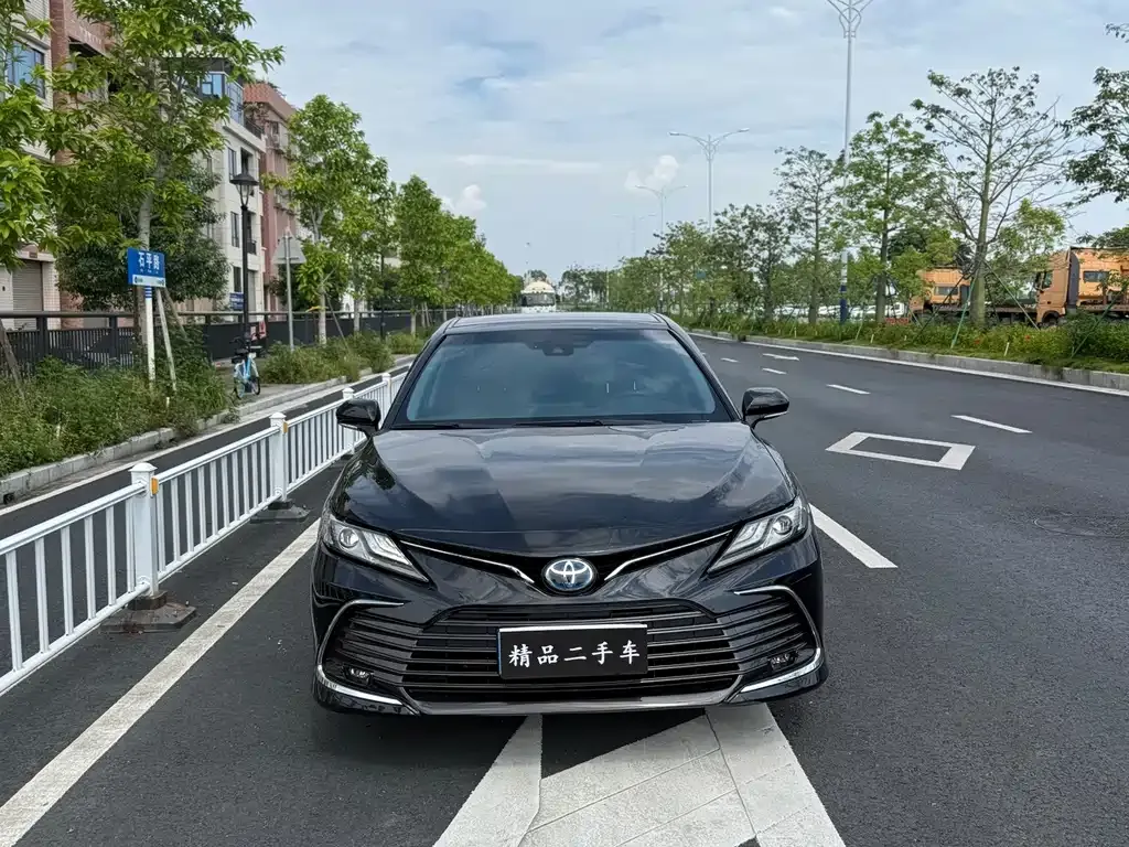Toyota Camry — фото 1
