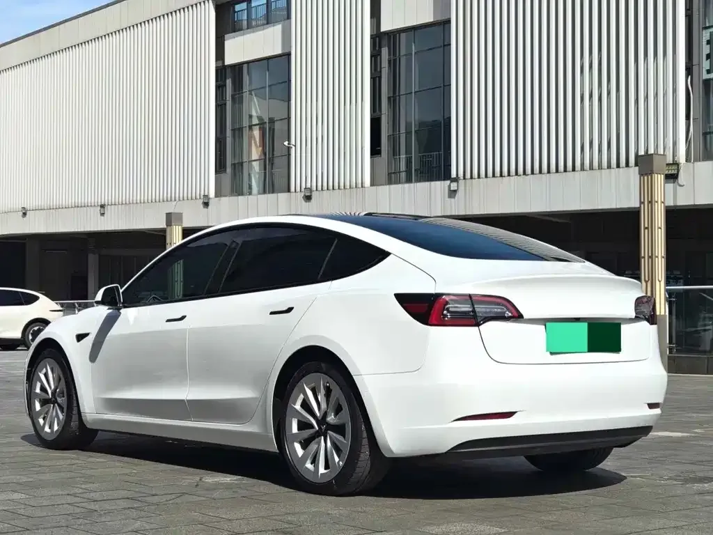 Tesla Model 3 — фото 3