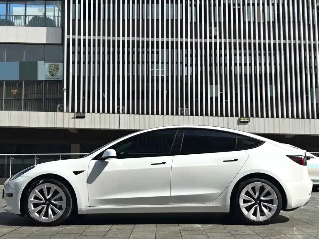 Tesla Model 3 — фото 7