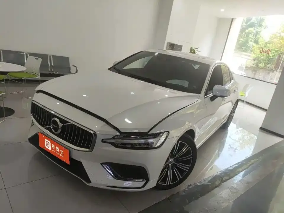 Volvo S60 — фото 1