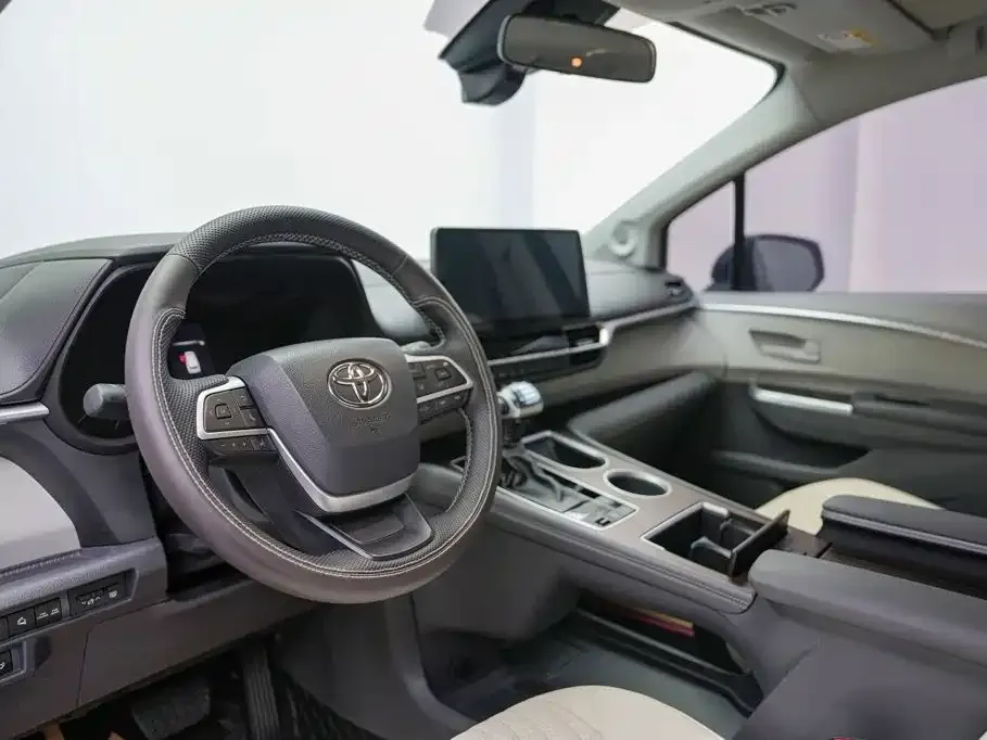 Toyota Granvia — фото 2