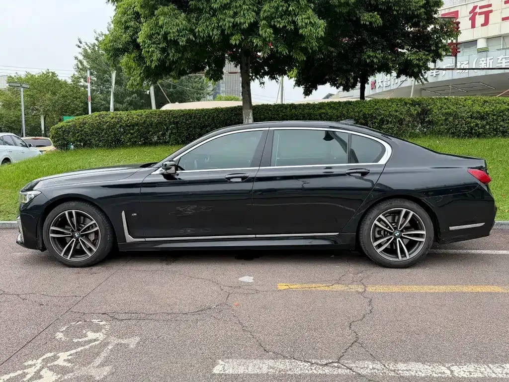 BMW 7 Series — фото 10