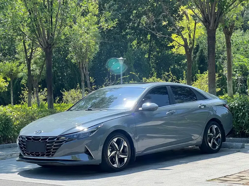 Hyundai Elantra — фото 1