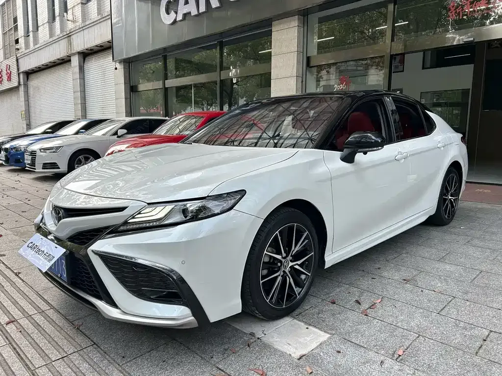 Toyota Camry — фото 1