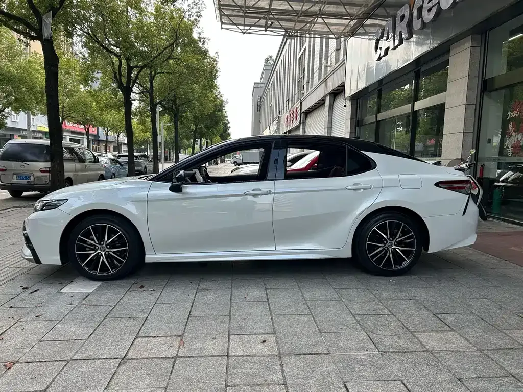 Toyota Camry — фото 9