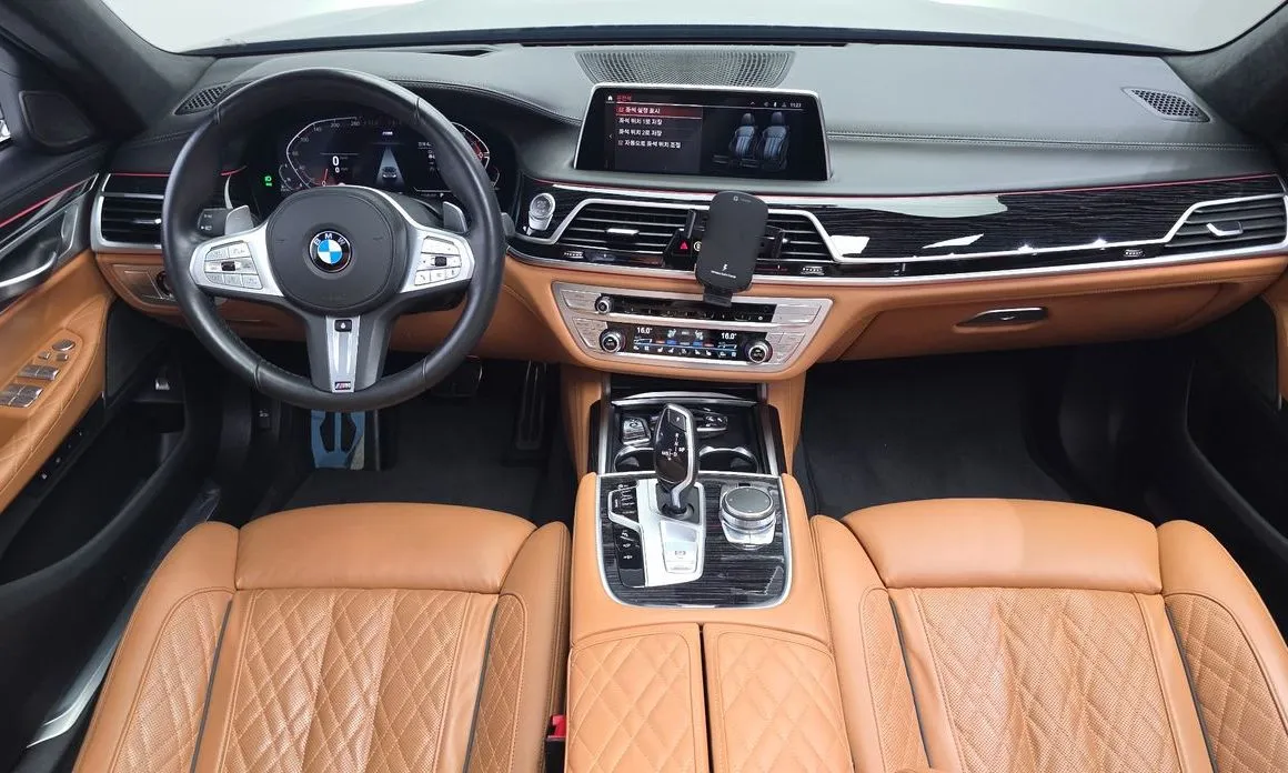 BMW 7-Series — фото 10