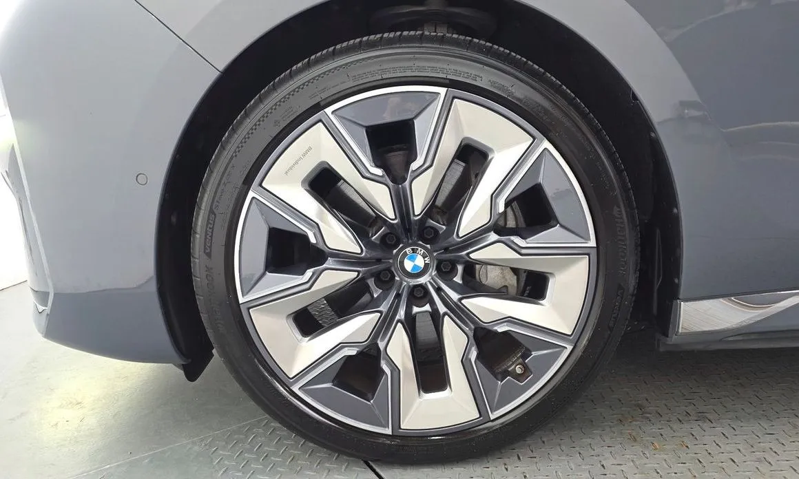 BMW i7 — фото 9
