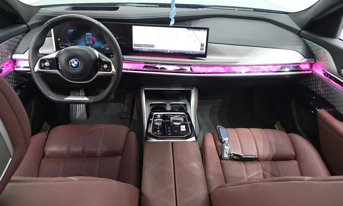 BMW i7 — фото 8