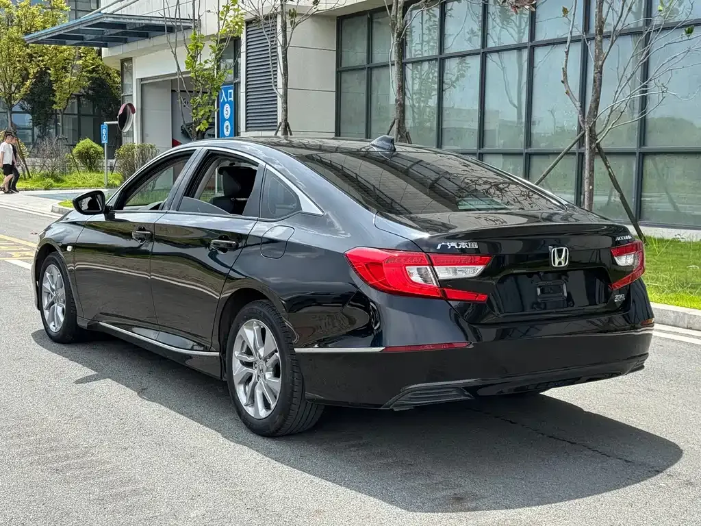 Honda Accord — фото 8
