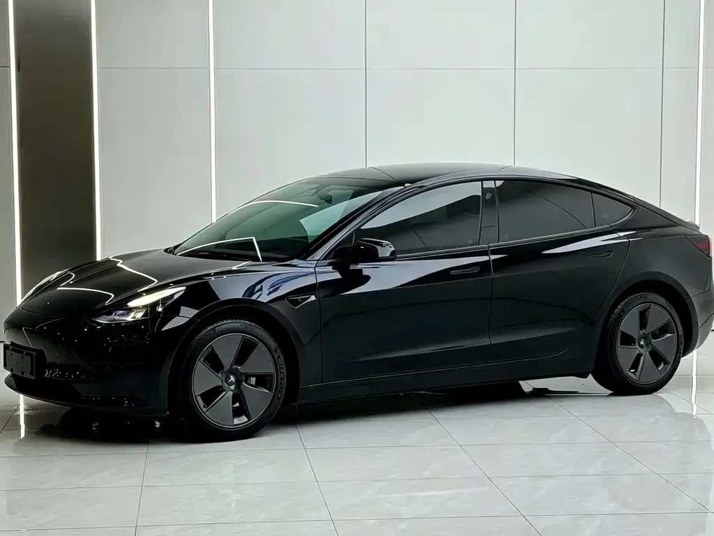 Tesla Model 3 — фото 1